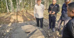 Menteri Kebudayaan Republik Indonesia (RI), Fadli Zon, mengunjungi situs Batu Lulumpang di Kabupaten Garut. (Sumber: POSKOTA | Foto: Gatot Poedji Utomo)