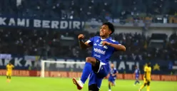 Pemain Persib Bandung, Febri Hariyadi, merayakan gol yang dicetak ke gawang Semen Padang dalam laga Super League 2025-2026 di di Stadion GBLA, Sabtu 9 Agustus 2025. (Sumber: POSKOTA | Foto: Gatot Poedji Utomo)