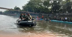Pangdam Jaya Mayjen Deddy Suryadi bersama Wali Kota Jakarta Barat Uus Kuswanto, menyusuri sungai ciliwung di kawasan Tambora, Jakarta Barat, Sabtu, 9 Agustus 2025. (Sumber: Poskota/Pandi Ramedhan)