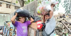 Maat (kanan), sudah 24 tahun berjuang menjadi petugas kebersihan di Kelurahan Pejuang, Kecamatan Medan Satria, Kota Bekasi. Di awal, ia mengaku hanya mendapatkan bayaran sebesar Rp150 ribu per bulan. (Sumber: Poskota/Nurpini Aulia Rapika)
