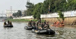 Jajaran Kodam Jaya bersama Pemkot Jakarta Barat, menyusuri Sungai Ciliwung di kawasan Tambora, Jakarta Barat, Sabtu, 9 Agustus 2025. (Sumber: POSKOTA | Foto: Pandi Ramedhan)