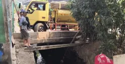 Truk diduga buang limbah ke saluran air di kawasan DI Panjaitan, Jatinegara, Jakarta Timur, Sabtu, 9 Agustus 2025. (Sumber: Instagram @warungjurnalis)
