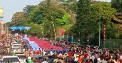 Pemkot Bogor menggelar kirab merah putih dengan membentangkan bendera sepanjang 500 meter, Minggu, 10 Agustus 2025. (Sumber: Poskota/Giffar Rivana)