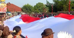 Kirab bendera merah putih sepanjang 500 meter terbentang di Kota Bogor, Minggu, 10 Agustus 2025. (Sumber: Poskota/Giffar Rivana)