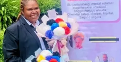 Laptop Rusak, Mahasiswi Akuntansi Asal Papua Ini Selesaikan Skripsi hanya Pakai HP Saja (Sumber: Instagram/timikafolks)