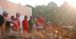 Staff Khusus Menteri Pertahanan bidang Komunikasi Sosial dan Publik, Deddy Corbuzier dalam acara kirab bendera merah putih di Kota Bogor, Minggu, 10 Agustus 2025. (Sumber: Poskota/Giffar Rivana)