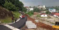 Kondisi jalan khusus motor di Batutulis pada Minggu, 10 Agustus 2025, yang masih dalam tahap pembangunan pasca longsor yang terjadi pada Maret 2025. (Sumber: POSKOTA | Foto: Giffar Rivana)
