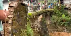 Kondisi jembatan penghubung antardesa di Kecamatan Sobang, Kabupaten Lebak, nyaris putus diterjang luapan air sungai Ciberang. (Sumber: Dok Warga)