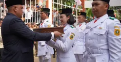 Bupati Bogor, Rudy Susmanto menjemput bendera pusaka merah putih di Desa Malasari, Kecamatan Nanggung, Sabtu, 9 Agustus 2025. (Sumber: Dok. Pemkab Bogor)