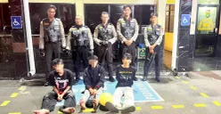 Anggota Polres Metro Jakarta Pusat mengamankan sejumlah pemuda yang diduga hendak melakukan tawuran di Jalan Kramat Sentiong, Senen, Jakarta Pusat, Minggu dini hari, 10 Agustus 2025. (Sumber: Dok Polres Jakarta Pusat)