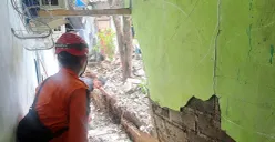 Petugas BPBD Kota Bogor mengecek lokasi tembok sekolah SMK Nusa Widya Mandiri di Kampung Sumurwangi, Kelurahan Kayumanis, Kecamatan Tanah Sareal, Kota Bogor. (Sumber: Dok BPBD Kota Bogor)