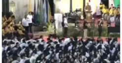 Tangkapan layar mahasiswa PKKMB Unmul melakukan aksi Gratispol. (Sumber: YouTube/UNMUL TV)