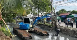Alat berat saat mengeruk material dari dalam sungai di Kali Irigasi Bekasi Tengah, Cakung, Jakarta Timur. (Sumber: POSKOTA | Foto: M Tegar Jihad)
