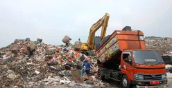 Operator alat berat tewas di tertumbun longsor di TPAS Galuga, Kecamatan Cibungbulang, Kabupaten Bogor, Senin, 11 Agustus 2025. (Sumber: Poskota/Giffar Rivana)