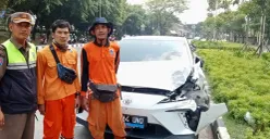 Penampakan mobil listrik yang menabrak dua petugas PPSU di Jalan Tanjung Barat arah Depok, pada Senin, 11 Agustus 2025. (Sumber: Dok Kelurahan Pejaten Timur)