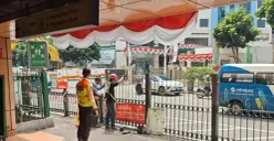 PT Kereta Api Indonesia (KAI) melakukan langkah penertiban akses keluar masuk penumpang di Stasiun Cikini dengan meninggikan pagar pembatas trotoar di Stasiun Cikini, Menteng, Jakarta Pusat. (Sumber: PT KAI)