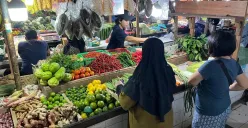 Pedagang sayur mayur di Pasar Jaya Tomang Barat, Tanjung Duren Selatan, Grogol Petamburan, Jakarta Barat, Senin, 11 Agustus 2025. (Sumber: Poskota/Pandi Ramedhan)