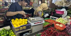 Pedagang sayur mayur di Pasar Tomang Barat, Grogol Petamburan, Jakarta Barat, Senin, 11 Agustus 2025. (Sumber: POSKOTA | Foto: Pandi Ramedhan)