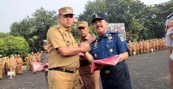 Wali Kota Bekasi, Tri Adhianto, menyerahkan bendera Merah Putih kepada OPD dalam rangka menyambut HUT ke-80 RI di Plaza Pemkot Bekasi, Senin 11 Agustus 2025. (Sumber: Humas Pemkot Bekasi)