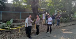 Kapolsek Bekasi Barat, AKP Wahyudi, bersama jajarannya dan warga sekitar mendatangi TKP penemuan jasad bayi perempuan di Harapan Baru Regency, RT 08/RW 14, Kota Baru, Bekasi Barat, Senin, 11 Agustus 2025. (Sumber: Istimewa)