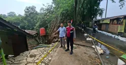 Petugas Patroli Polsek Tajurhalang bersama Kades Tonjong beserta staf melakukam sidak ke lokasi rumah mantan Ketua RW yang amblas akibat luapan air Setu Tonjong, Bogor, Senin, 11 Agustus 2025. (Sumber: Poskota/Angga Pahlevi)