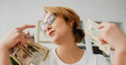Ilustrasi - dapat uang dari aplikasi penghasil uang. (Sumber: Pexels/Kaboompics.com)