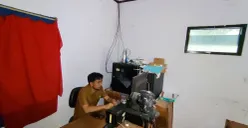 Petugas Disdukcapil Pandeglang saat memasang alat dan jaringan perekaman E-KTP di sejumlah kecamatan. (Sumber: Disdukcapil Pandeglang)