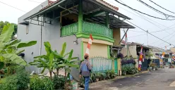 Suasana rumah berlantai dua di Perumahan Dukuh Zamrud, Kecamatan Mustikajaya, Kota Bekasi, yang menjadi tempat aktivitas keagamaan diduga menyimpang. (Sumber: POSKOTA | Foto: Nurpini Aulia Rapika)