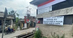 Spanduk proter warga di Kampung Lebaksari, Desa Mekarsari, Ngamprah, Kabupaten Bandung Barat, Selasa, 12 Agustus 2025. (Sumber: Poskota/Gatot Poedji Utomo)