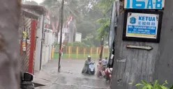 Banjir di Jalan Sasak, Sukabumi Selatan, Kebon Jeruk, Jakarta Barat, Selasa, 12 Agustus 2025. (Sumber: Dok Warga)