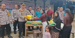 Kapolsek Bojongsari, Kompol Fauzan Thohari, memberikan beras murah kepada masyarakat yang membeli. Program Pangan Murah tersebut mendapat animo masyarakat cukup tinggi. (Sumber: POSKOTA | Foto: Angga Pahlevi)