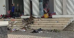 Sampah berserakan di depan Kantor Bupati Pandeglang seusai dilempari demonstran, Selasa, 12 Agustus 2025. (Sumber: Poskota/Samsul Fatoni)
