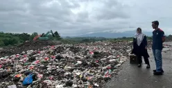 Bupati Pandeglang, Dewi Setiani, saat meninjau TPA Bangkonol di Desa Bangkonol, Kecamatan Koroncong. (Sumber: Dok Setda Pandeglang)