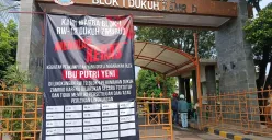Spanduk penolakan kegiatan keagamaan di Perumahan Dukuh Zamrud, Kelurahan Cimuning, Kecamatan Mustikajaya, Kota Bekasi, Selasa, 12 Agustus 2025. (Sumber: Poskota/Nurpini Aulia Rapika)