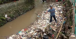 Tumpukan sampah di Kali Pesanggrahan, Bojonggede akibat hujan lebat yang terjadi beberapa hari terakhir. (Sumber: Poskota/Giffar Rivana)