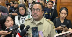 Wakil Gubernur Jakarta, Rano Karno saat menyampaikan pernyataan kepada awak media di Balai Kota Jakarta, Selasa, 12 Agustus 2025. (Sumber: Poskota/Muhammad Tegar Jihad)