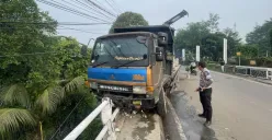 Truk tronton menabrak pagar jembatan di Jalan Raya Narogong, Kecamatan Gunung Putri, Kabupaten Bogor, Selasa, 12 Agustus 2025. (Sumber: Dok. Polres Bogor)