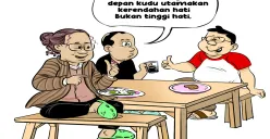 Tiga sahabat tengah berbincang di warteg, menekankan bahwa pemimpin bangsa ke depan harus mengutamakan kerendahan hati, bukan tinggi hati. (Sumber: Poskota/Arif Setiadi)