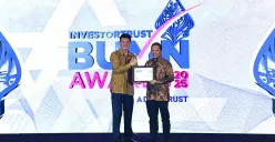 VP Corporate Secretary Finnet Ido Laksono (kanan) saat menerima penghargaan “Excellence in Digital Banking Turnaround” dalam ajang InvestorTrust BUMN Awards 2025. (Sumber: Dok. Telkom)