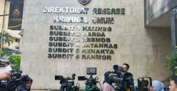 Sejumlah awak media menunggu kedatangan Mantan Ketua Komisi Pemberantasan Korupsi (KPK) Abraham Samad di Gedung Direktorat Reserse Kriminal Umum Polda Metro Jaya, Jakarta Selatan, Rabu, 13 Agustus 2025. (Sumber: Poskota/Ali Mansur)