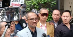 Mantan Ketua KPK, Abraham Samad memenuhi panggilan sebagai saksi kasus tudingan ijazah palsu Jokowi di Mapolda Metro Jaya, Jakarta Selatan, Rabu, 13 Agustus 2025. (Sumber: Poskota/Ali Mansur)