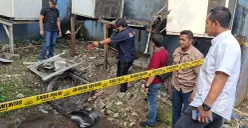 Petugas dari Polsek Pancoran Mas melakukan olah TKP di lokasi ledakan AC di Superindo Depok Town Square, Rabu, 13 Agustus 2025. (Sumber: POSKOTA | Foto: Angga Pahlevi)