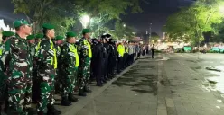 Tim gabungan dari Satgas Premanisme bersiap melakukan patroli jam malam untuk pelajar, di Alun-alun Kota Cimahi, Jalan Amir Machmud, Rabu 13 Agustus 2025. (Sumber: POSKOTA | Foto: Gatot Poedji Utomo)