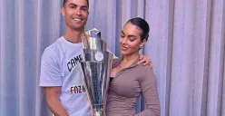 Pesepakbola asal Portugal, Cristiano Ronaldo akhirnya resmi meminang sang kekasih, Georgina Rodriguez. (Sumber: Instagram/@cristiano)