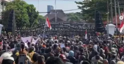 Demo di Pati berakhir ricuh di depan Pendopo Kabupaten Pati, Jawa Tengah (Sumber: Instagram @diskursusnetwork)