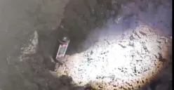 Lubang berasap dengan bau belerang muncul di Depok. (Sumber: TikTok/@infodepok)
