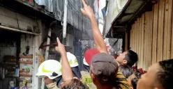 Sejumlah warga menunjuk ke salah satu bangunan rumah dalam insiden kebakaran hebat  di permukiman padat kawasan Tambora, Jakarta Barat, Rabu, 13 Agustus 2025. (Sumber: Damkar)