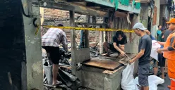 Sejumlah warga korban kebakaran mencari sisa-sisa barang pribadi yang bisa diselamatkan di Jalan Jembatan Besi VIII Gang Duri Indah 1 Nomor 31, RT 2/RW 6, Jembatan Besi, Tambora, Jakarta Barat. (Sumber: POSKOTA | Foto: M Tegar Jihad)