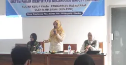 Para mahasiswa KKN dan Tim Dosen Unma Banten, saat melakukan kegiatan pelatihan Sipikat di Desa Tegal Wangi, Kecamatan Menes, Pandeglang. (Sumber: UNMA Banten)