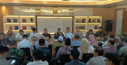 Pemkot Bekasi, bersama MUI, Kesbangpol, dan warga Dukuh Zamrud Bekasi menggelar pertemuan membahas dugaan ajaran menyimpang pengajian Umi Cinta pada Rabu, 13 Agustus 2025. (Sumber: Humas Pemkot Bekasi)